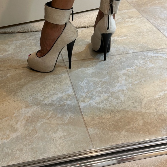 GIUSEPPI ZANOTTI DESIGN PONY HAIR EXTREME HIGH HEEL SHOES EUC CREAM & BLACK 39 - Picture 5 of 11
